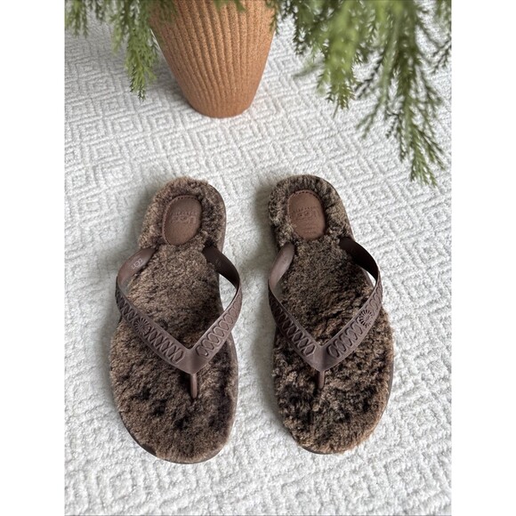 Women's UGG Brown Rubber Flip Flops Thong Sandals w/ Sheepskin Footbed Sz 6 Fluf - Picture 1 of 7